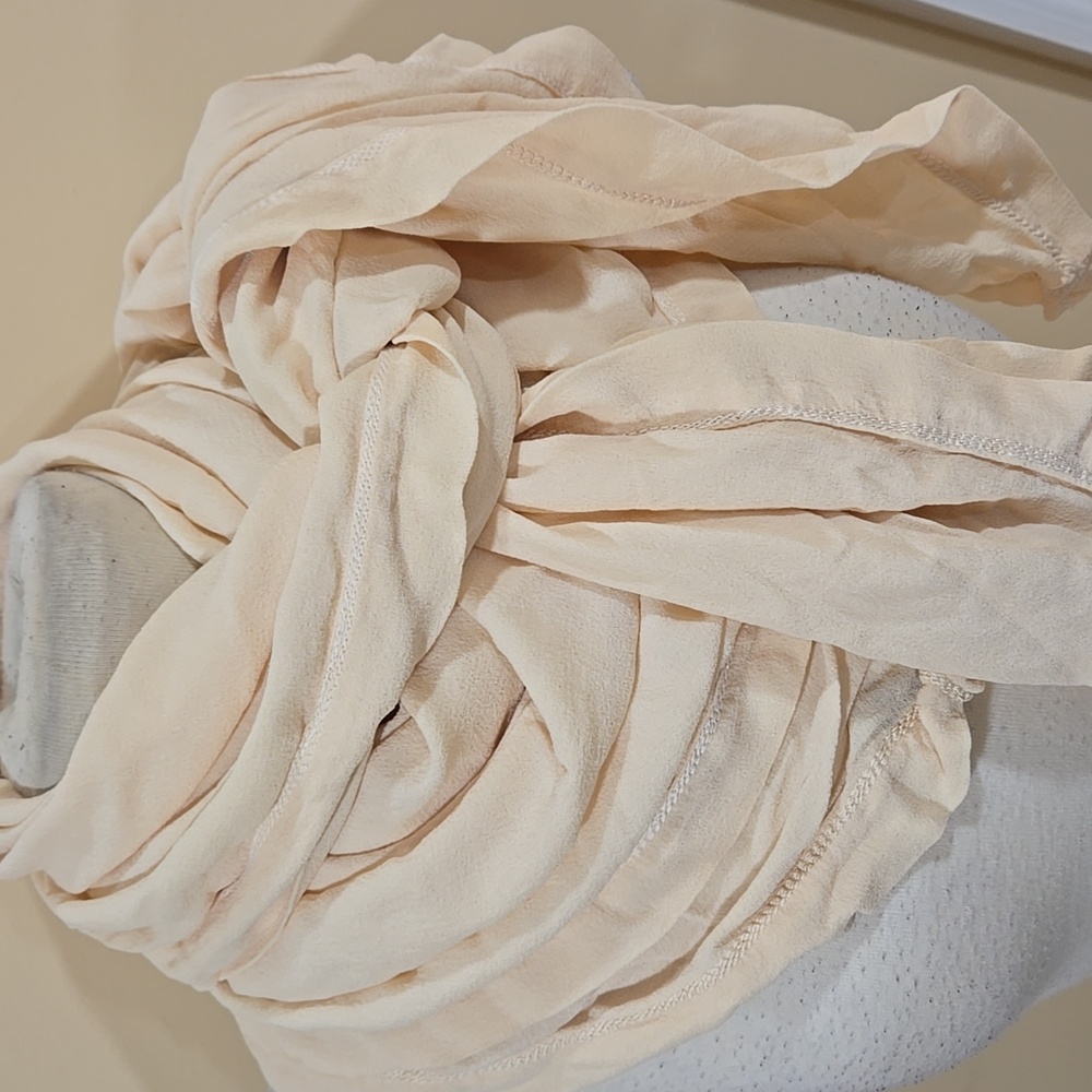 CHANEL Luxurious Cream Wrap - Picture 2 of 7